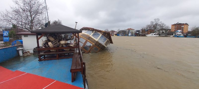 ‘Balık restoranı’ tekne, rüzgarda yan yattı
