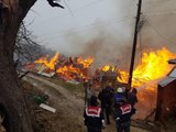 KASTAMONU'DA 2 AHŞAP EV İLE SAMANLIK YANDI