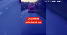 Video viser unge 'surfe' på bus | Unge mænd surfer bag på bus | Bus Surfing uden lyd | Midttrafik | Aarhus | 2021 | TV2 ØSTJYLLAND @ TV2 Danmark