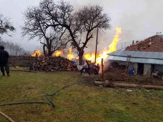 Son dakika haberleri... Kastamonu'da 2 ev ile bir ahırın yandığı yangın kontrol altına alındı