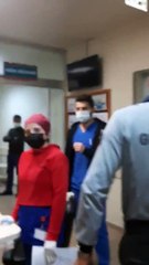 Maskesiz çekim yapan yapan kadın ikna olmadı, doktor beyaz kod verdi