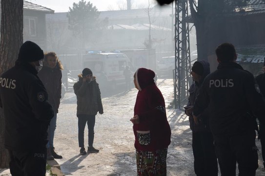 Korku dolu anların yaşandığı yangında 4 ev küle döndü