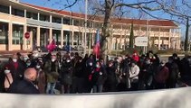 Un rassemblement en soutien à trois militants devant le commissariat de Martigues