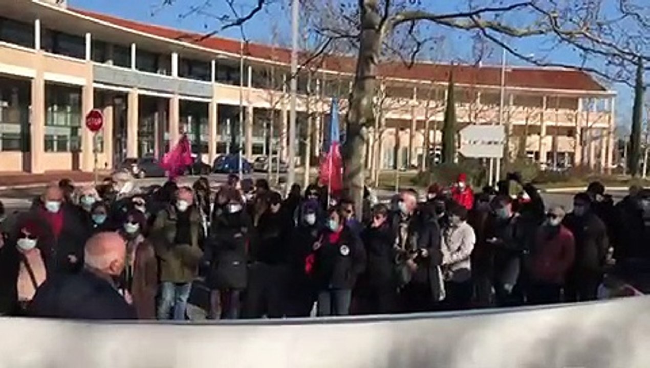 Un rassemblement en soutien à trois militants devant le commissariat de Martigues