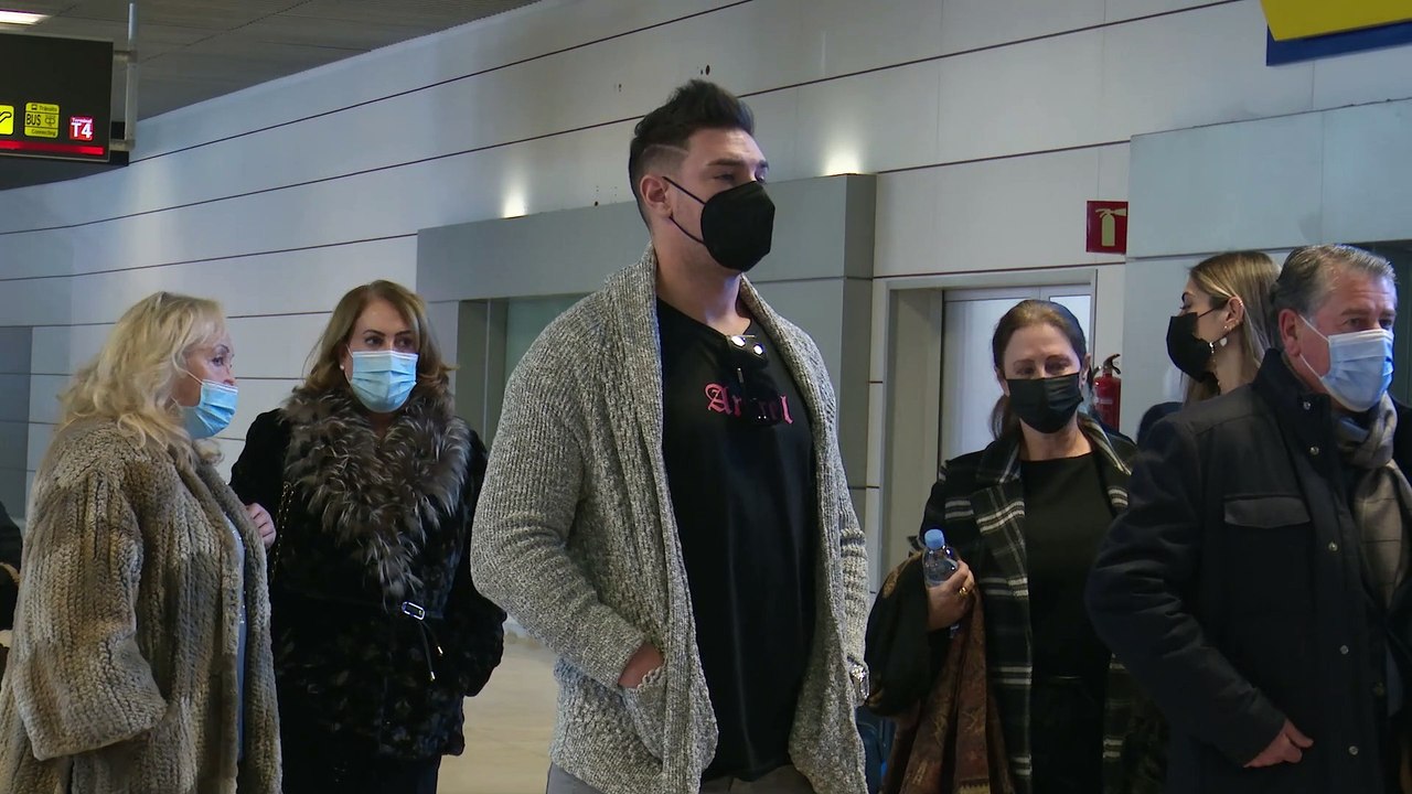 El hijo de Jaime Ostos, muy afectado al recibir a su madre