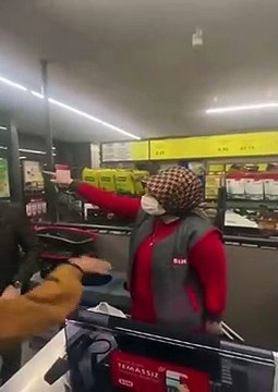 Maskesiz alışveriş yapmak isteyen grup, uyarı yapan kasiyere çıkıştı