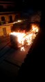 Micro-ônibus é incendiado em bairro de Cariacica