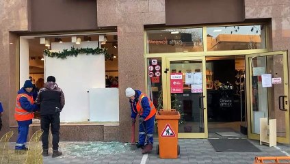 عمال البلدية ينظفون شوارع مدينة ألماتي بعد أعمال الشغب