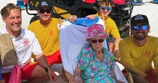 Ces sauveteurs ont porté une femme de 95 ans tous les jours pour qu'elle aille à la plage pendant ses vacances