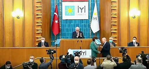 AKP'den istifa ederek 1000 üye ile İyi Parti'ye katıldı; rozetini Akşener taktı