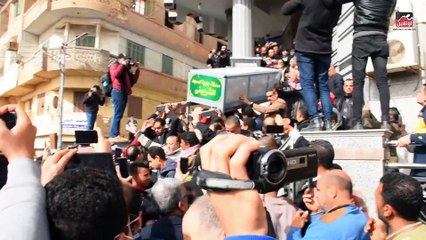 انهيار وبكاء زوجة الراحل وائل الإبراشي أثناء تشييع جثمانه