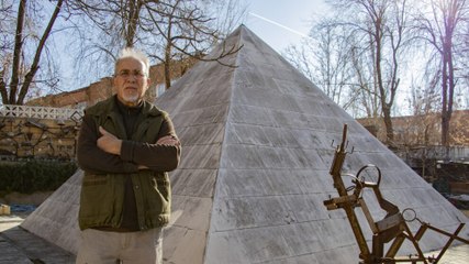 El artista de la Cañada Real: Miguel ha construido una pirámide y un Guernica en el jardín de su casa