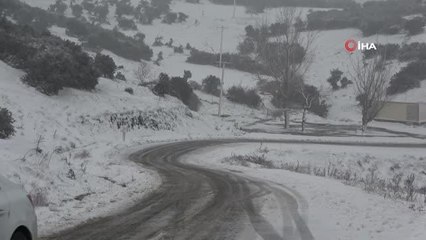 Çanakkale'de etkili olan kar yağışı sürücülere zor anlar yaşattı