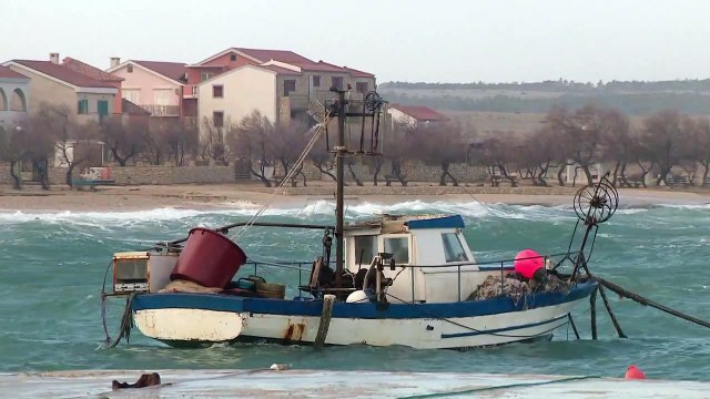 شاهد: رياح هوجاء بسرعة 180 كيلومتراً في الساعة تضرب سواحل كرواتيا