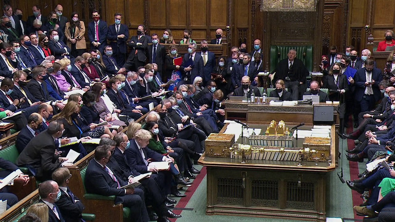 Boris Johnson bocsánatot kért a kerti buli miatt