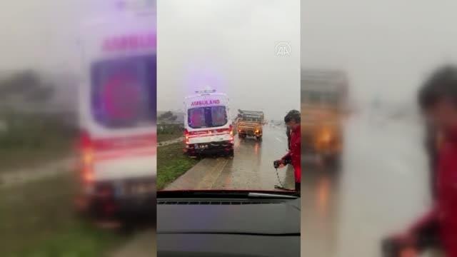 Son dakika haberleri! Yaralıları taşırken çamura saplanan ambulans, itfaiye ekiplerinin yardımıyla kurtarıldı
