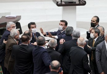Meclis'te "edepsiz" gerginliği! Vekiller birbirinin üzerine yürüdü, oturuma ara verildi