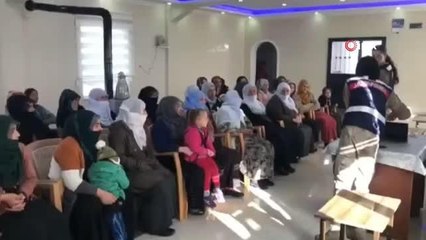 Kadın askerler köy kadınlarına KADES'i tanıttı