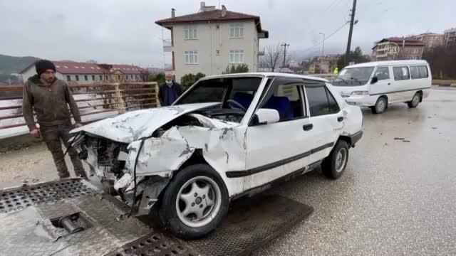 Kamyonetle otomobilin çarpışması sonucu 2 kişi yaralandı