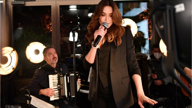 GALA VIDEO - PHOTO - Carla Bruni : son tendre coup de pouce pour son ex Raphaël Enthoven