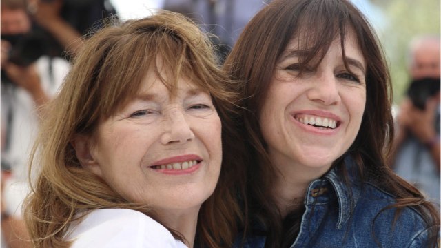 GALA VIDEO - « Elle s’est souvent effacée derrière mon père : Charlotte Gainsbourg cash sur sa mère Jane Birkin