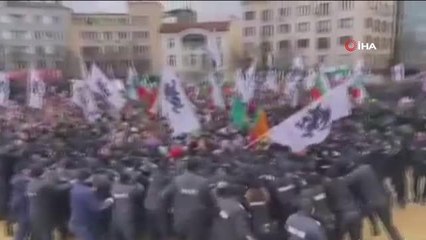 Bulgaristan'da Covid-19 tedbirlerine karşı çıkan protestocular parlamentoyu basmaya çalıştı