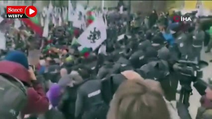 Tải video: Bulgaristan'da Covid-19 tedbirlerine karşı çıkan protestocular parlamentoyu basmaya çalıştı