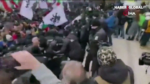 Ülkede ortalık karıştı! Protestocular parlamentoyu basmaya çalıştı