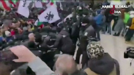 Ülkede ortalık karıştı! Protestocular parlamentoyu basmaya çalıştı