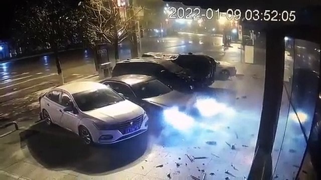 Voilà comment on se gare en épis, en passant par dessus les autres voitures