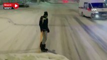 Araca bağladığı halatla snowboard yapan genç, polise yakalandı