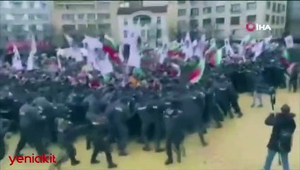 Komşuda gerginlik! Protestocular parlamentoyu basmaya çalıştı