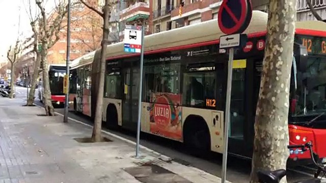 Parada de autobús frente a un carril bici en Barcelona