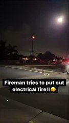 Des pompiers tentent d'éteindre un feu électrique avec une lance à eau