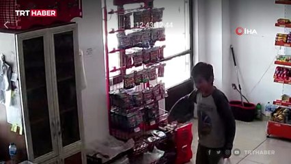 Köpeklerin saldırdığı çocuk direğe tırmandı