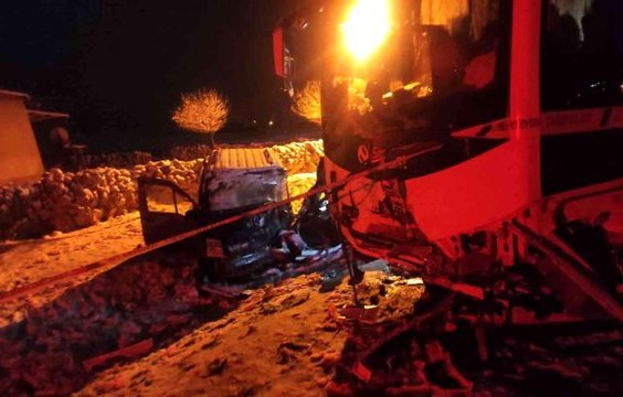 Son dakika haberi | Midibüs ile hafif ticari araç çarpıştı: 1 ölü, 2 yaralı