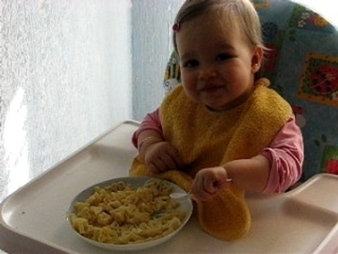 je mange toute seule a la cuillere