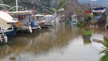 Ortaca'da aşırı yağışta su kanalı 1,5 metre yükseldi, restoranları su bastı