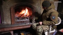 شاهد: الجنود الأوكرانيون يستأنسون بالكلاب والقطط على جبهات القتال مع روسيا