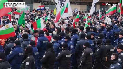 بدون تعليق: متظاهرون رافضون للتلقيح يشتبكون مع الشرطة في صوفيا