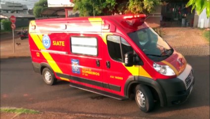 Ao acessar empresa na Rua Cacequi, carro é atingido por moto no Bairro Canadá; motociclista ficou ferida