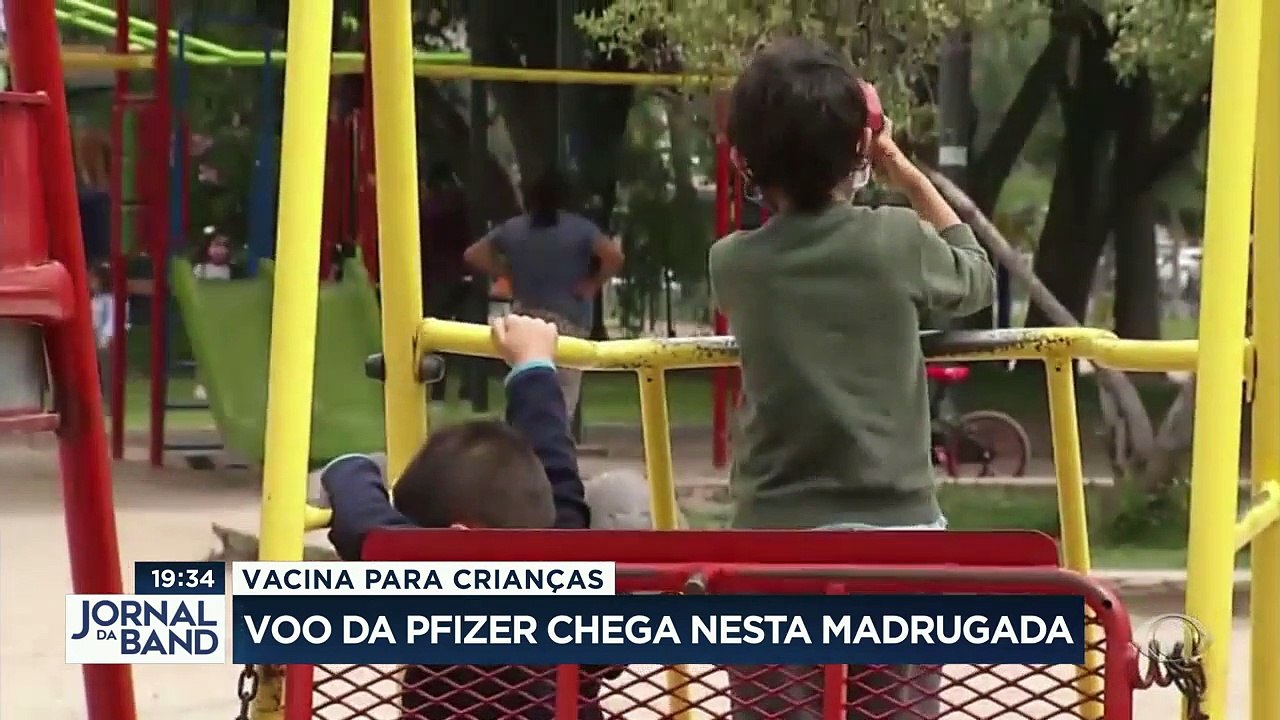 O primeiro voo com vacinas contra covid para crianças de cinco a 11 anos chega ao Brasil essa madrugada. A expectativa é que a vacinação comece no fim de semana.