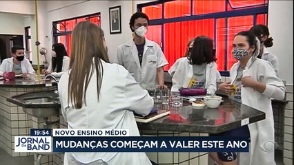 O Ensino Médio está de cara nova. As mudanças incluem o currículo e as horas de aula.