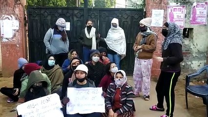 Rajasthan University: धरने पर कस्तूरबा हॉस्टल की छात्राएं