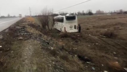 Yoldan çıkan otobüsteki 2 yolcu yaralandı