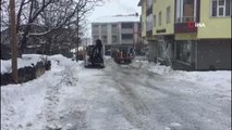 Bingöl'ün Karlıova ilçesinde karlar kamyonlarla kent dışına taşınıyor
