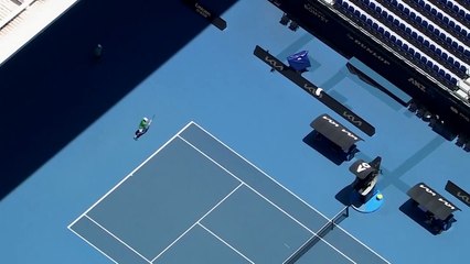 Sans garantie d'y jouer, Djokovic continue de s'entraîner à Melbourne