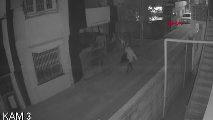 ÇALDIĞI TELEVİZYONU EVİNE GÖTÜRÜRKEN KAMERAYA YAKALANDI