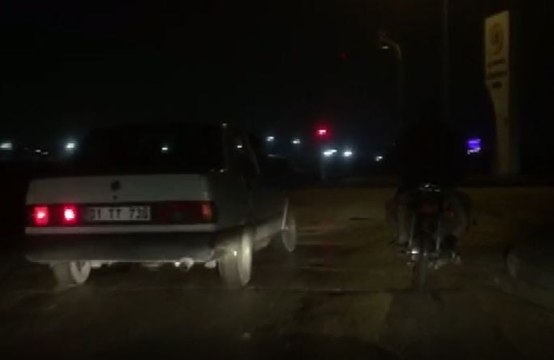 Araç içinden uzattıkları iple motosikleti çekmeye çalışan şahıslar pes dedirtti