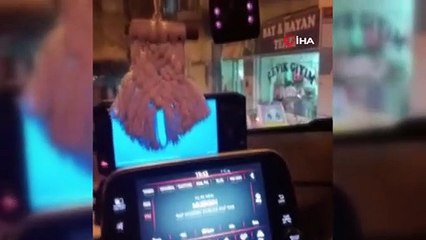 Taksimetre ücretini beğenmeyen yolcu, taksiciyi çileden çıkardı